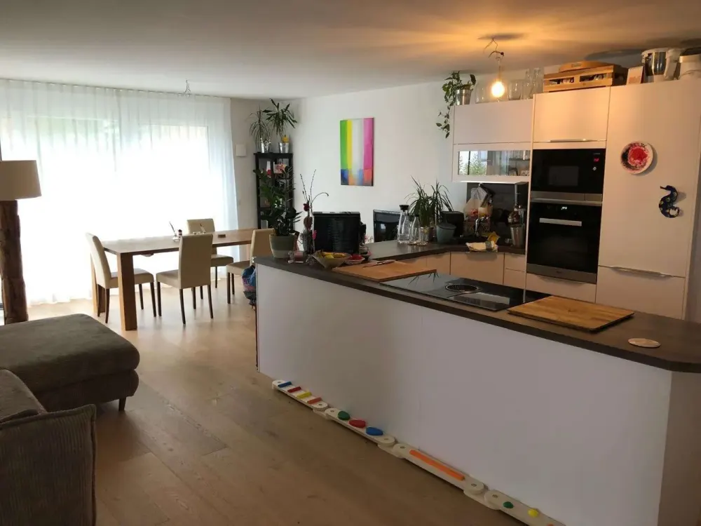 4 Zimmerwohnung mit Balkon Einbauküche & Garage