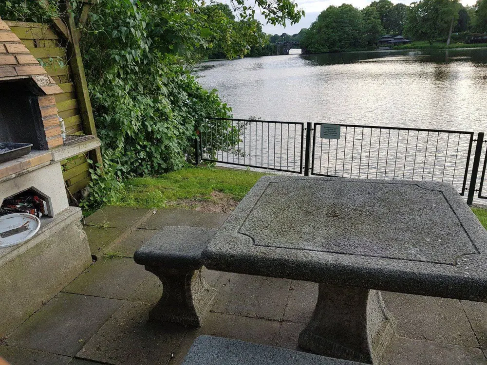 Kernsaniert: Teilmöbliertes kernsaniertes Appartement mit Balkon am Feenteich 2400 qm Garten S/W