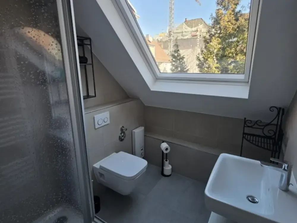 Helle möblierte moderne Wohnung (Erstbezug)