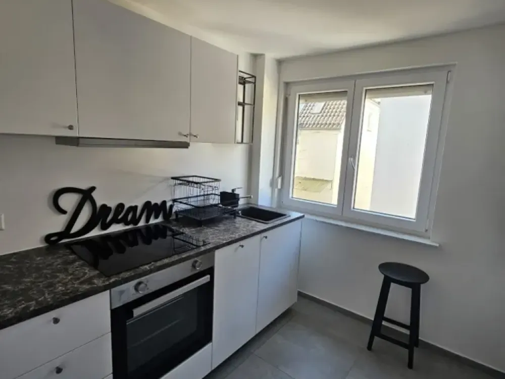 Helle möblierte moderne Wohnung (Erstbezug)