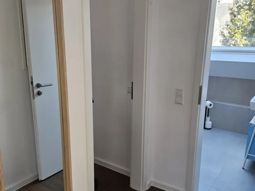 Helle möblierte moderne Wohnung (Erstbezug)
