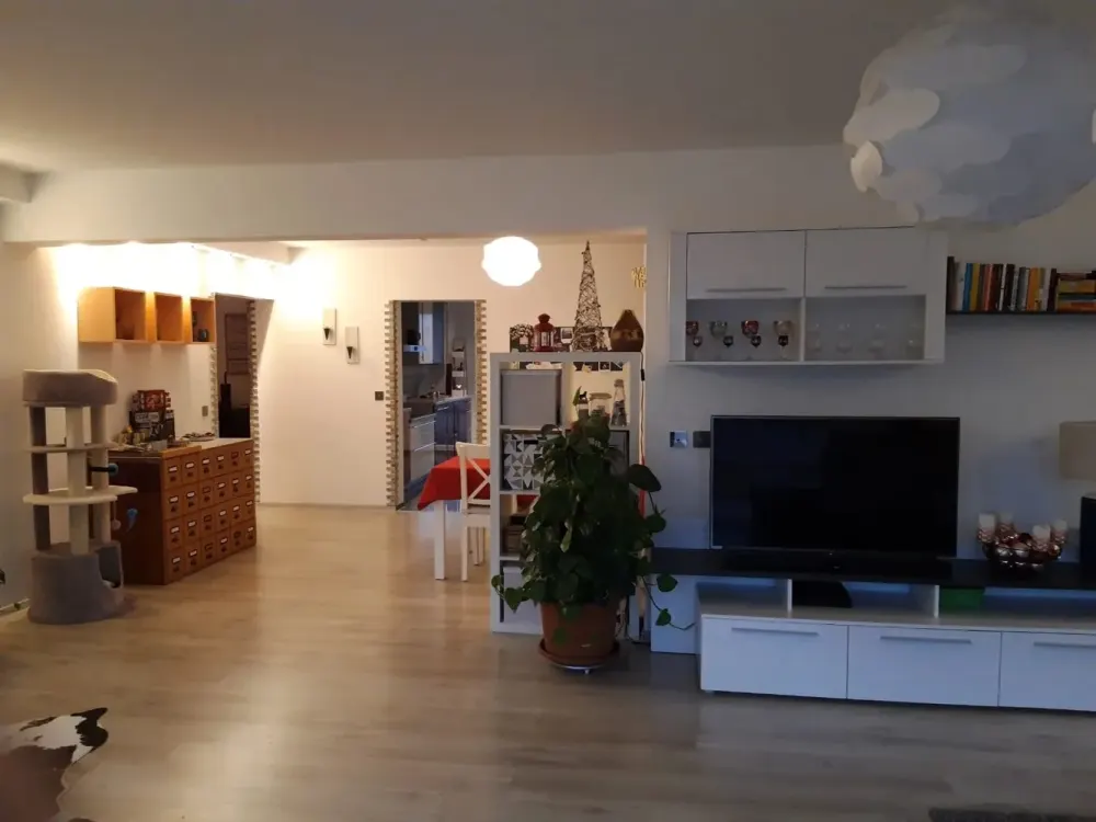 Modernes-Hochwertiges-Wohnen mit viel Licht, zwei Balkonen und Blick ins Grüne-zentrale Lage