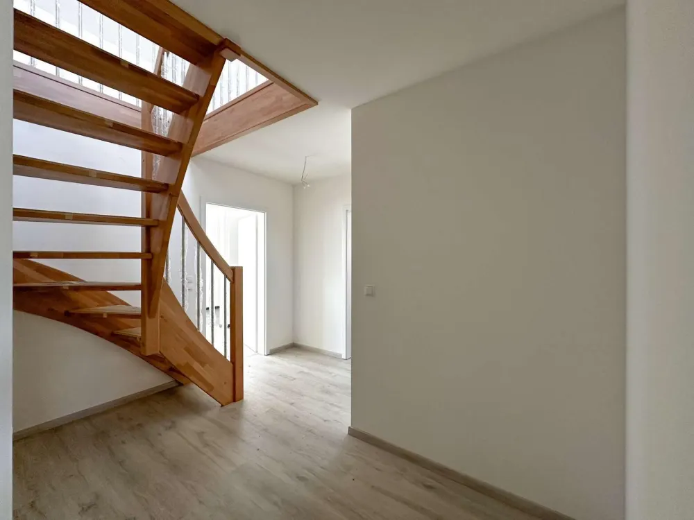 Hochwertige Ausstattung mit Tageslichtbad, Balkon, Stellplatz und Garage