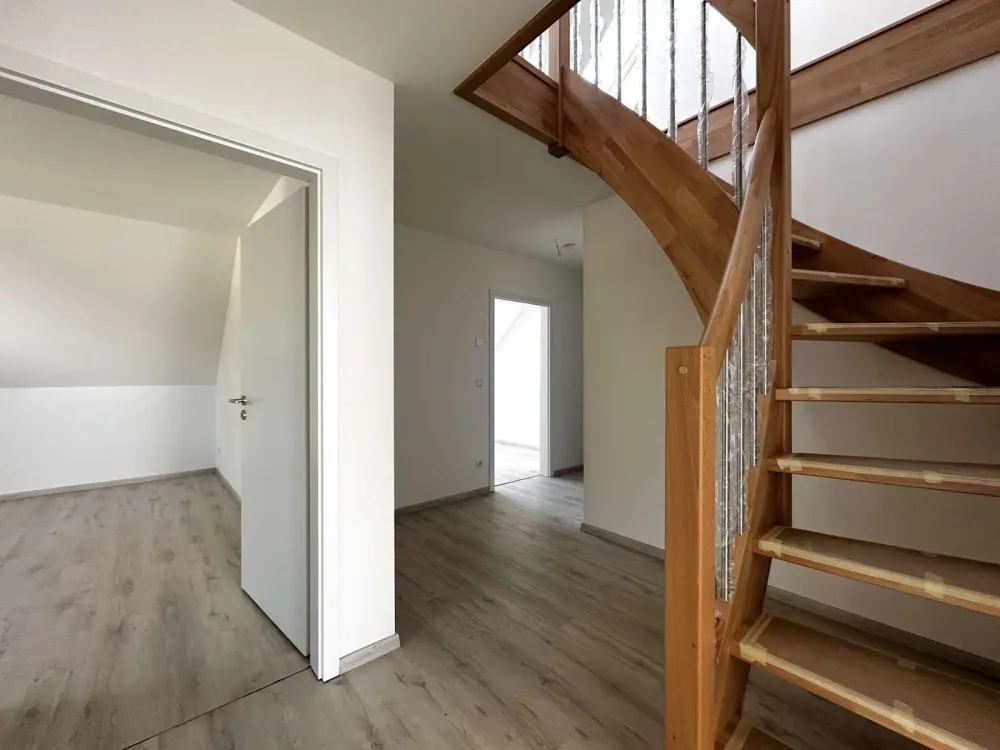 Hochwertige Ausstattung mit Tageslichtbad, Balkon, Stellplatz und Garage