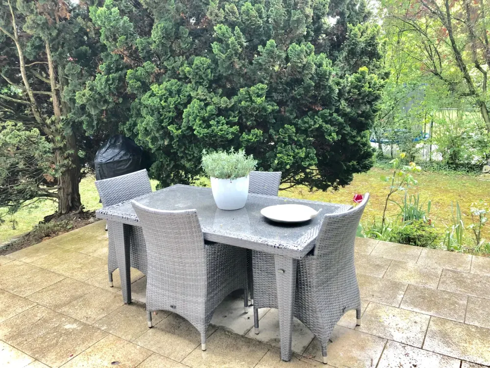 3-Zimmer 105m² Wohnung unmöbliert mit schönem großen Garten mit Terrasse zur Alleinnutzung