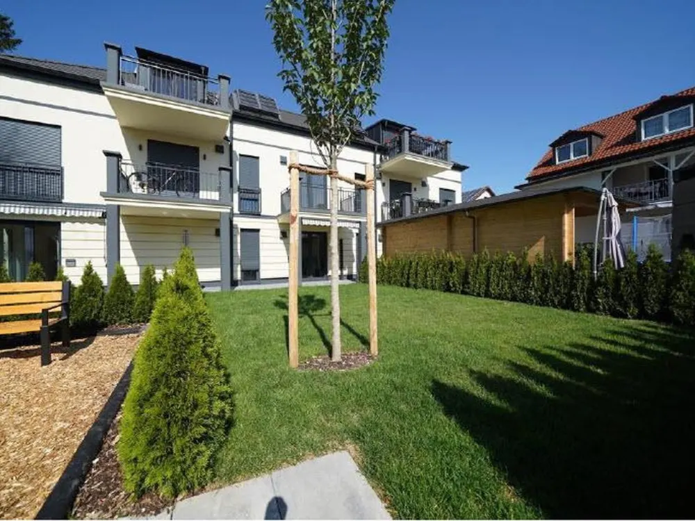 NEUBAU 2023 ☼ Einziehen nur mit Ihren Koffern ☼ möblierte 2-Zimmer- Wohnung ☼ großem Garten ☼