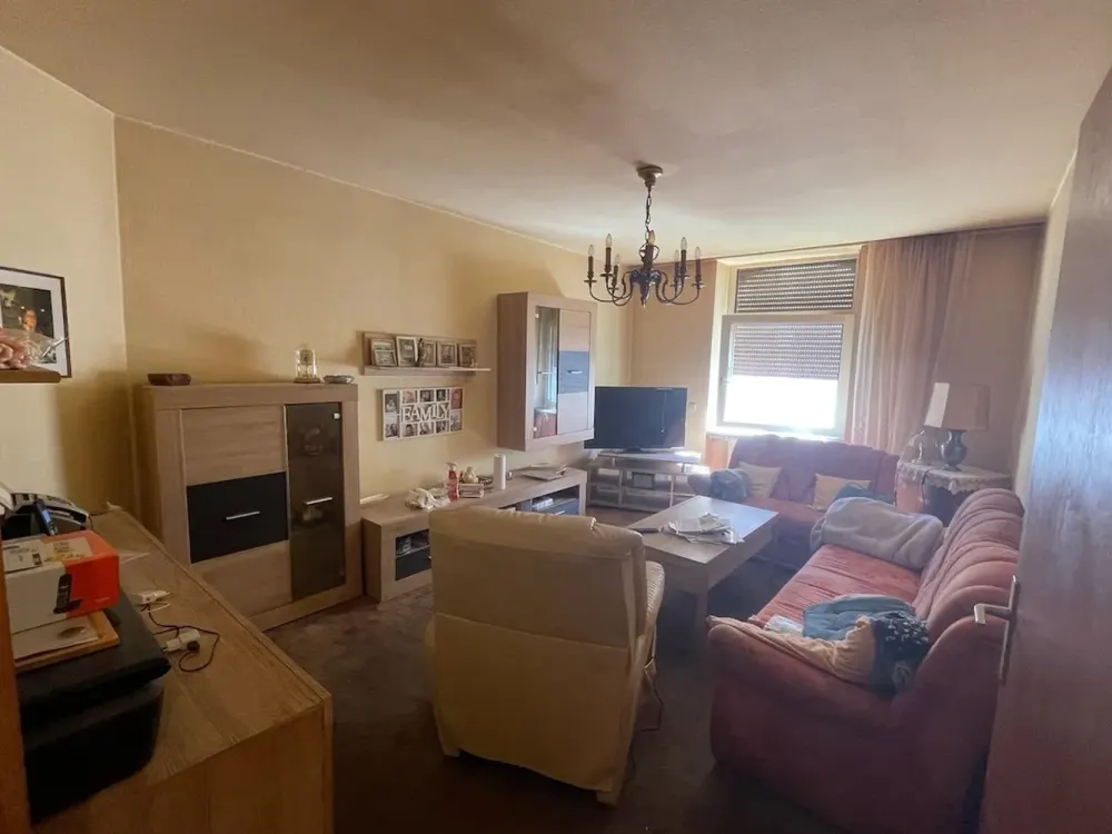 Renovierungsbedürftige, gut geschnittene 3-Zimmer-Wohnung günstig an Selbstrenovierer zu vermieten.