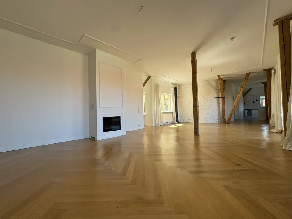 Traumhafte Dachgeschosswohnung mit großer Terrasse, Kamin und Blick bis zum Teufelsberg