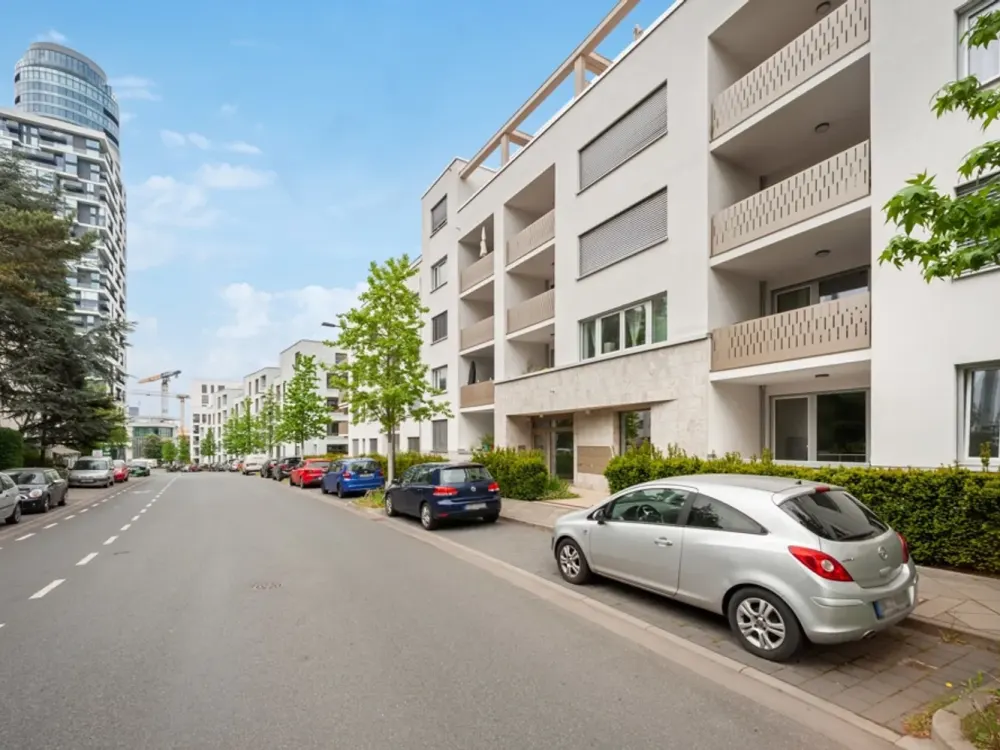 ++ Wohnen und Leben am Henninger Turm! 3-Zimmer-Wohnung mit Loggia und Balkon ++
