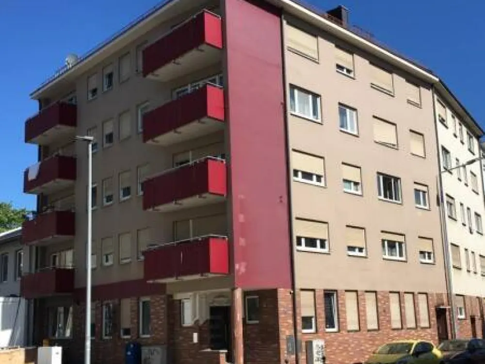 Helle 2-Zimmerwohnung - Frei - DG - Duschbad - Einbauküche - Renoviert - Kein Aufzug