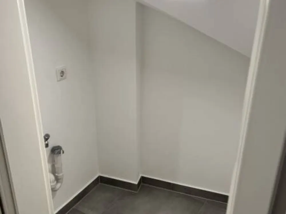 Helle 2-Zimmerwohnung - Frei - DG - Duschbad - Einbauküche - Renoviert - Kein Aufzug