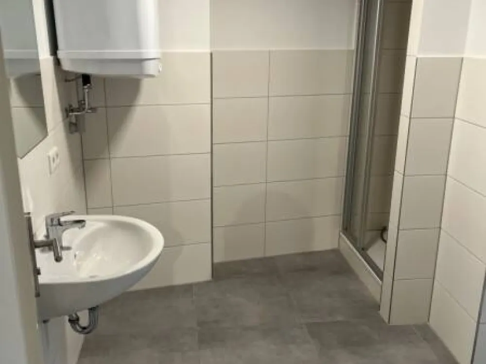 Helle 2-Zimmerwohnung - Frei - DG - Duschbad - Einbauküche - Renoviert - Kein Aufzug