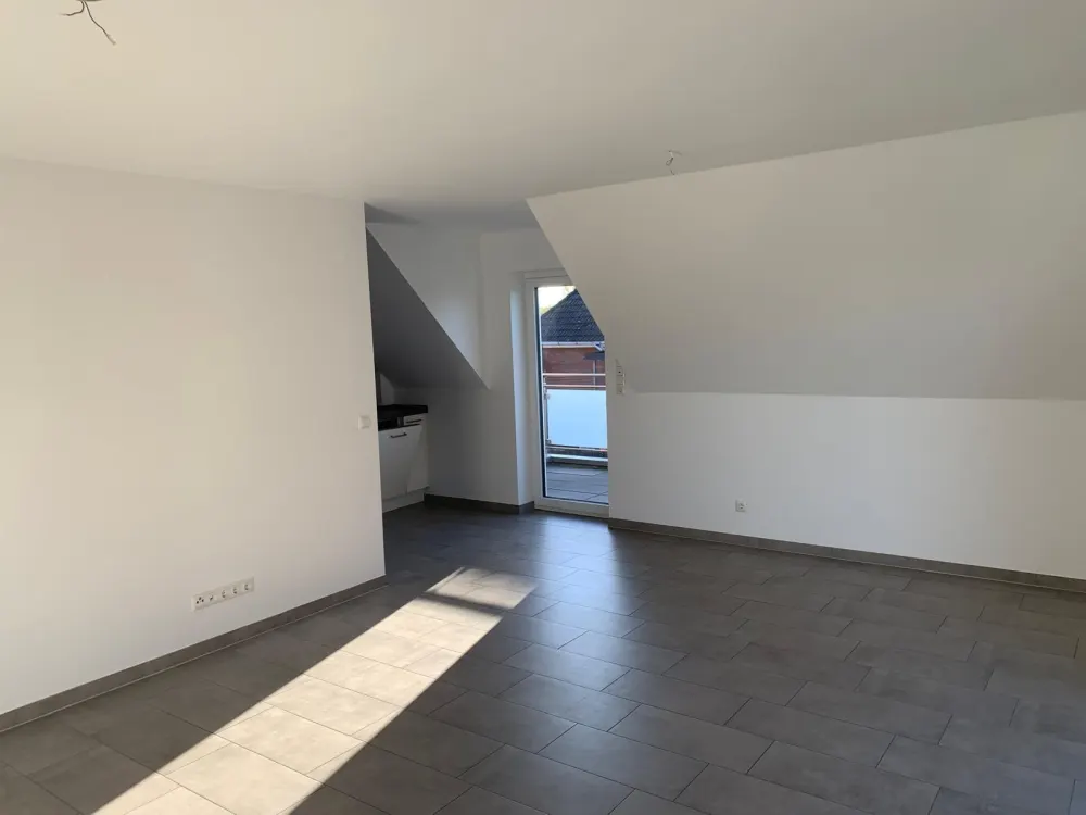 Bright 3-Room Maisonette Apartment, 99m2 with Fitted Kitchen and Parking Space