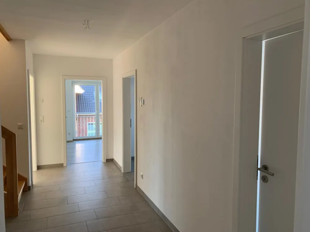 Bright 3-Room Maisonette Apartment, 99m2 with Fitted Kitchen and Parking Space