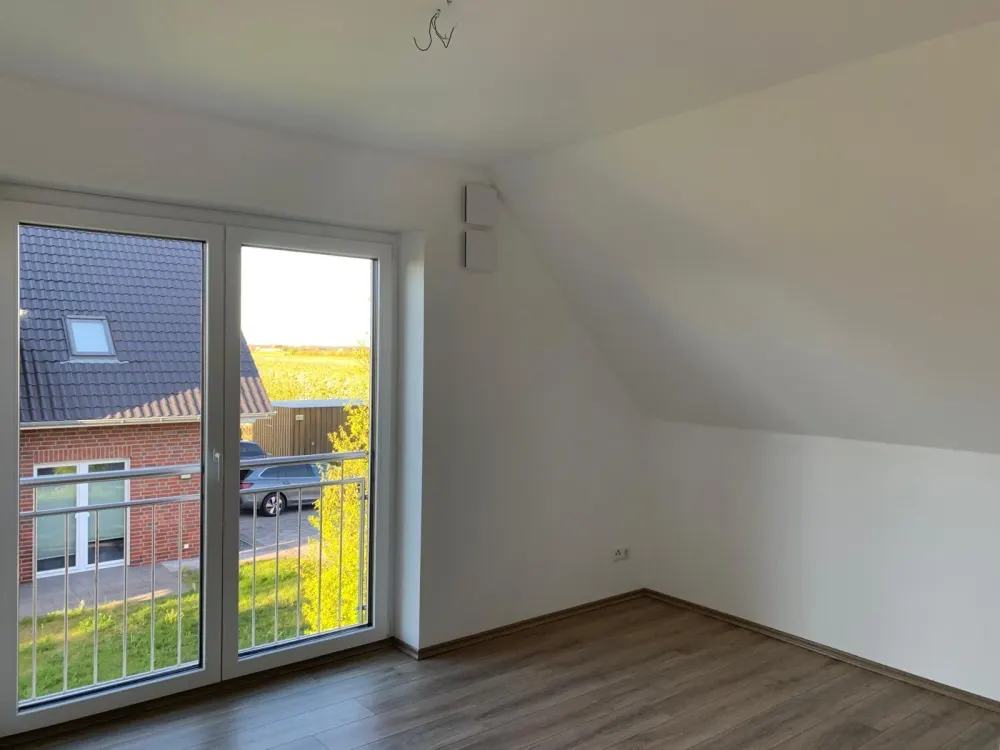 Bright 3-Room Maisonette Apartment, 99m2 with Fitted Kitchen and Parking Space