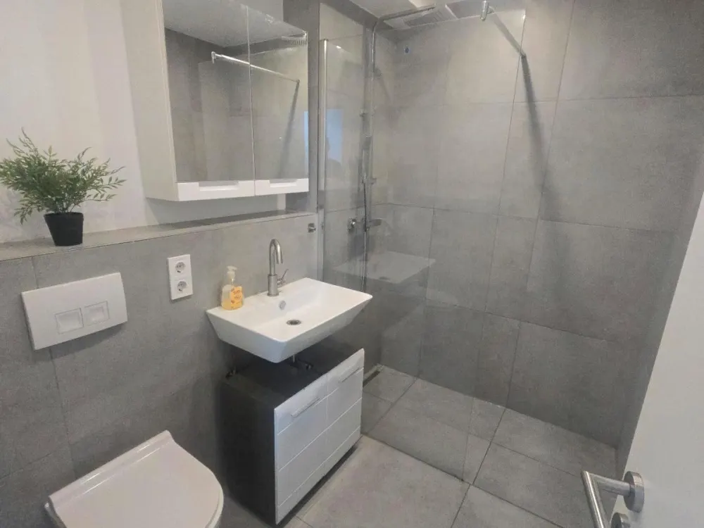 Bright Shared Room | 3-Women Shared Flat | Balcony | Modern Furnished