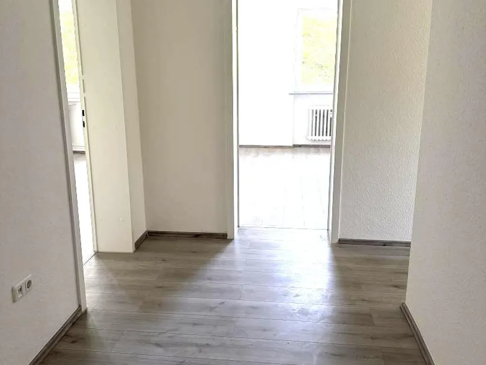 Renoviert. Bezugsfertig. Ihr Zuhause. / Renovated. Move-in ready. Your new home.