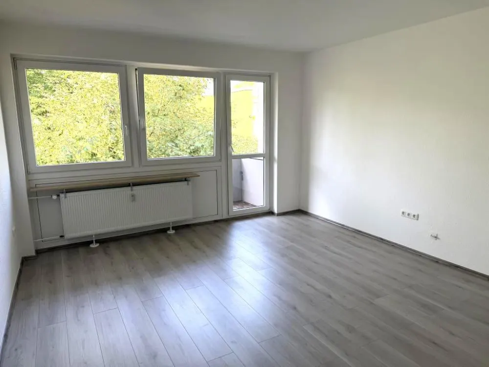 Renoviert. Bezugsfertig. Ihr Zuhause. / Renovated. Move-in ready. Your new home.