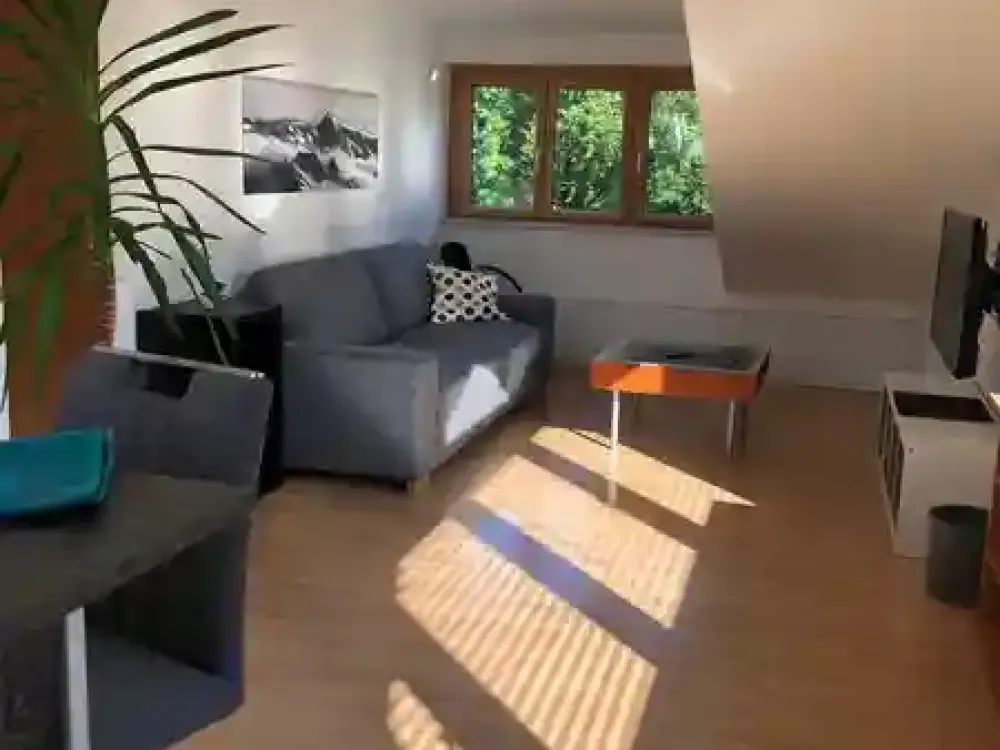 Lichtdurchflutete 2-Zimmer-Dachgeschosswohnung (möbliert) mit Südblick & All-Inclusive-Warmmiete