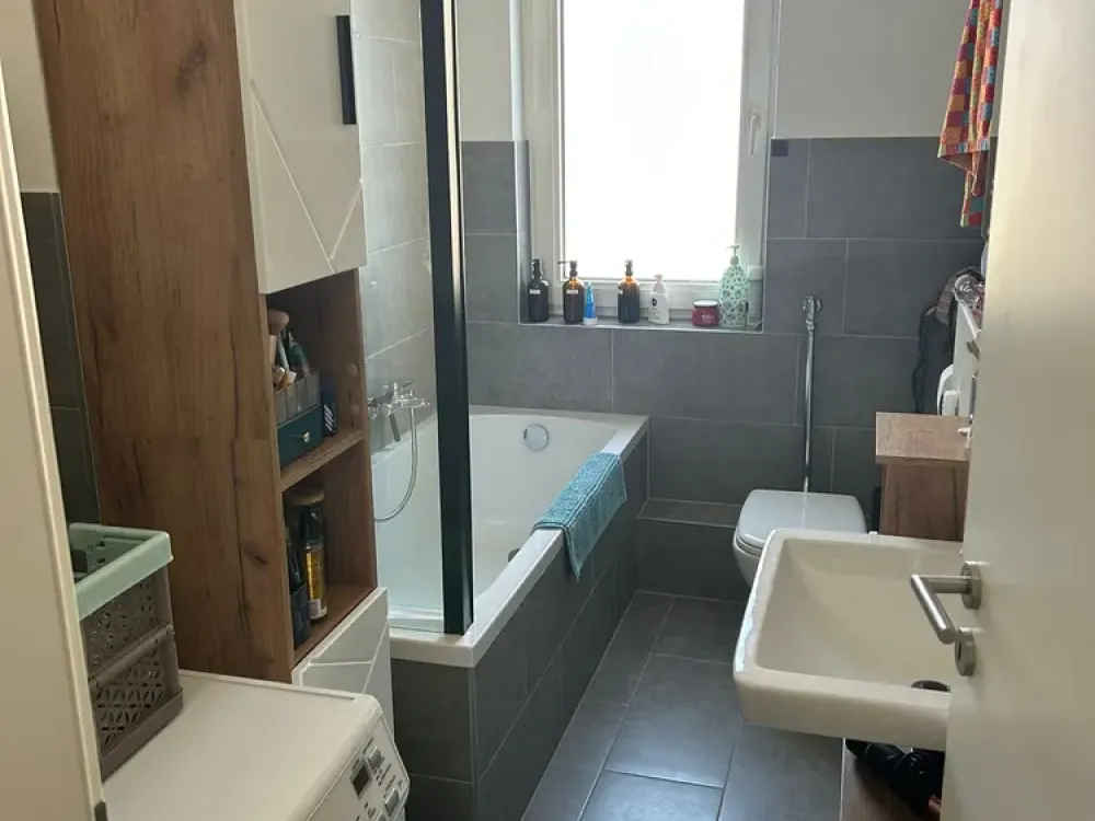 Very nice 4-room apartment with wrap-around balcony in the heart of the Nauwieser Viertel in Saarbrücken