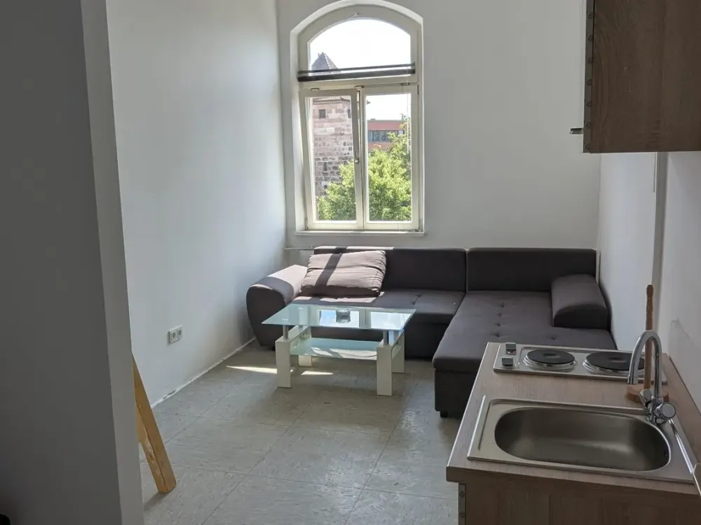 Möbliertes Zimmer mit separatem Bad und Hochbett