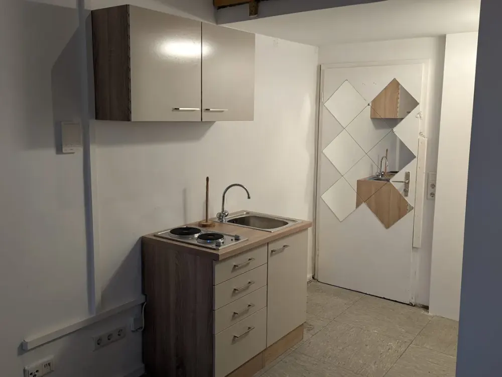 Möbliertes Zimmer mit separatem Bad und Hochbett