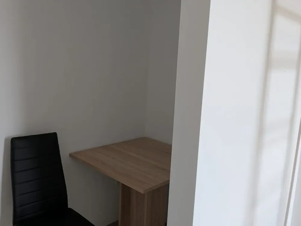 Möbliertes Zimmer mit separatem Bad und Hochbett