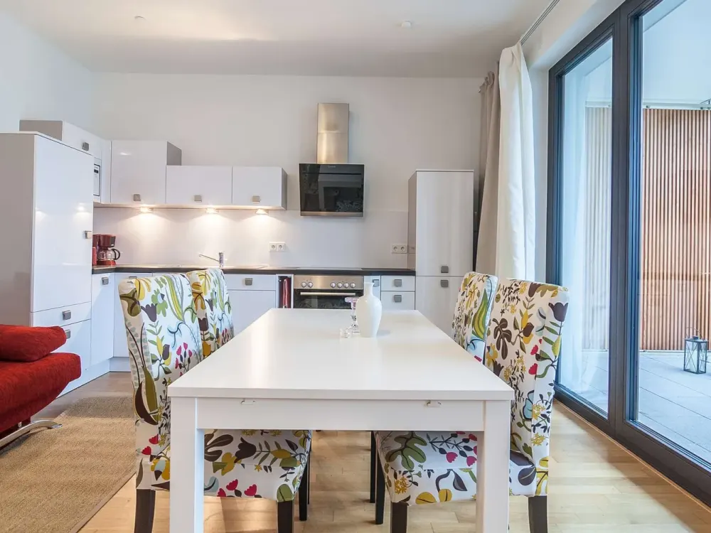 Alles-inklusive-Miete: Hochwertige 2-Zimmerwohnung mit Balkon in der Kastanienallee