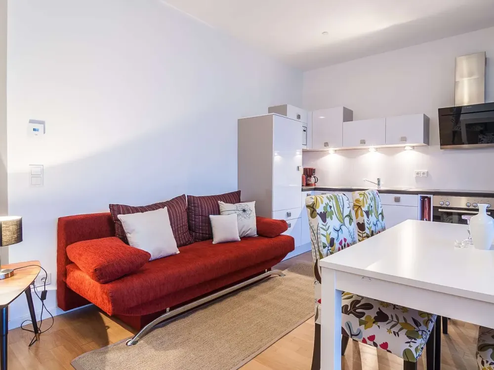 Alles-inklusive-Miete: Hochwertige 2-Zimmerwohnung mit Balkon in der Kastanienallee