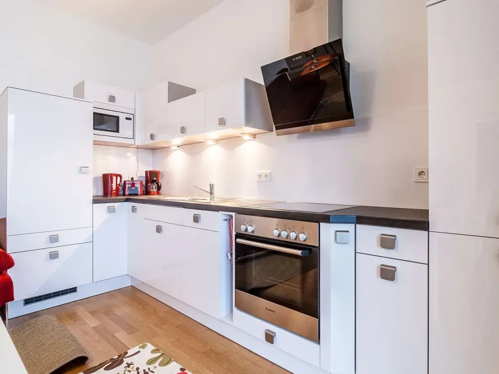 Alles-inklusive-Miete: Hochwertige 2-Zimmerwohnung mit Balkon in der Kastanienallee