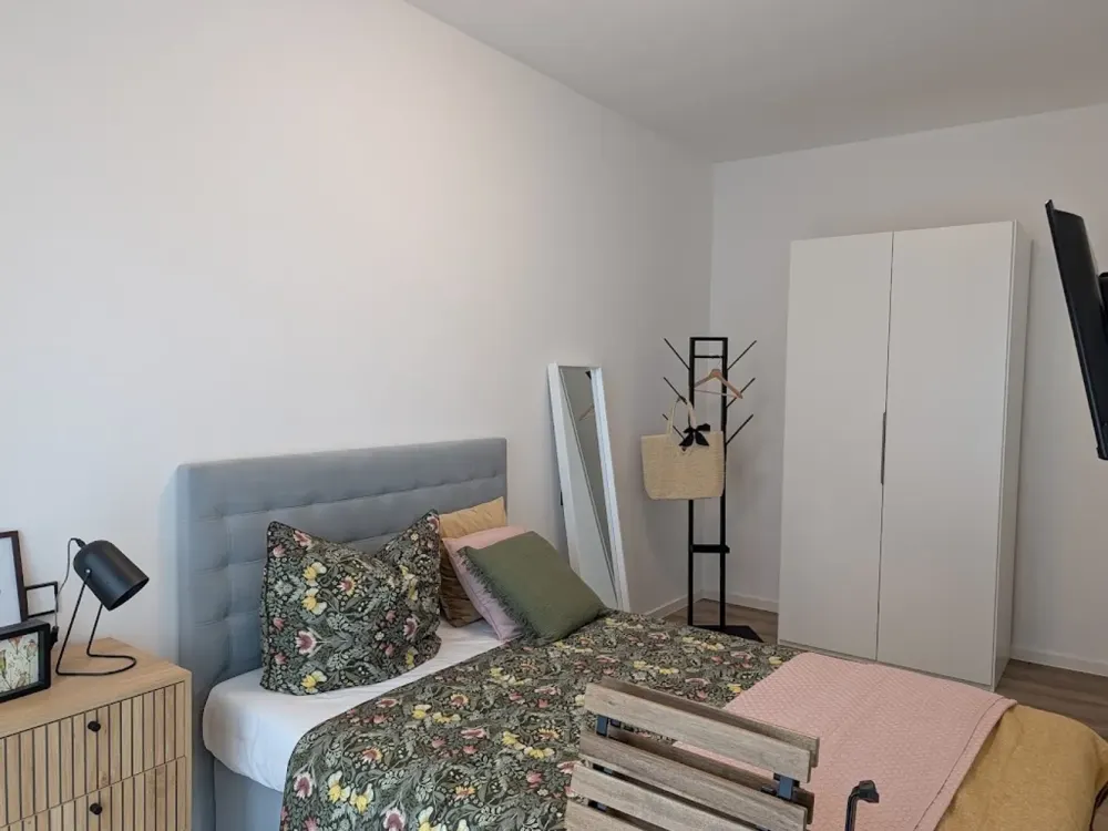 Iranische Straße 4b, 2 Zimmer, 2.OG, Rechts 8