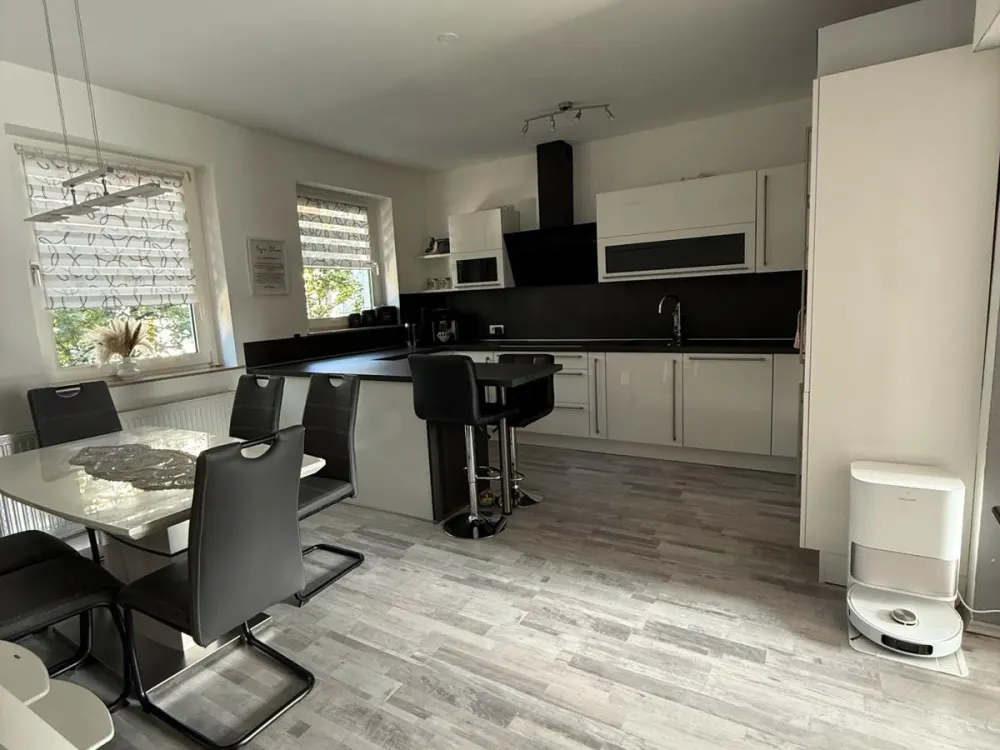 Helle und großzügige 3,5-Zimmer-Wohnung mit Balkon