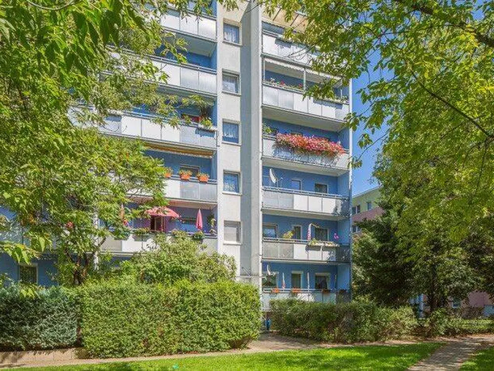 Wir sanieren für Sie: 4-Zimmerwohnung im 1.Obergeschoß mit Balkon!