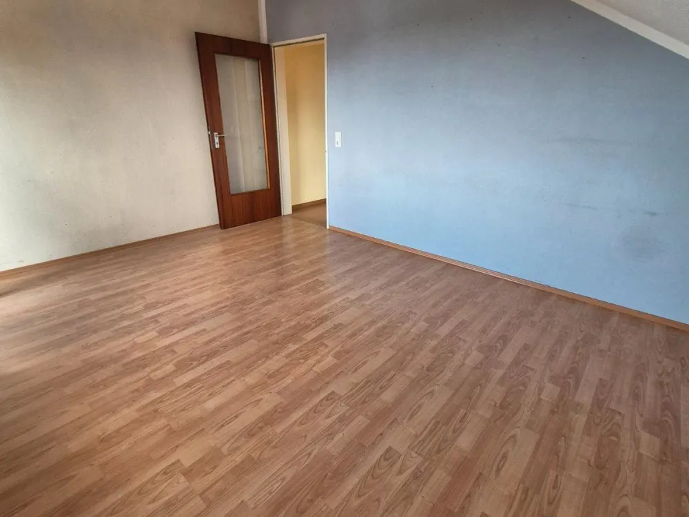 Bright 3-Room Attic Apartment with Balcony in Kirchborchen