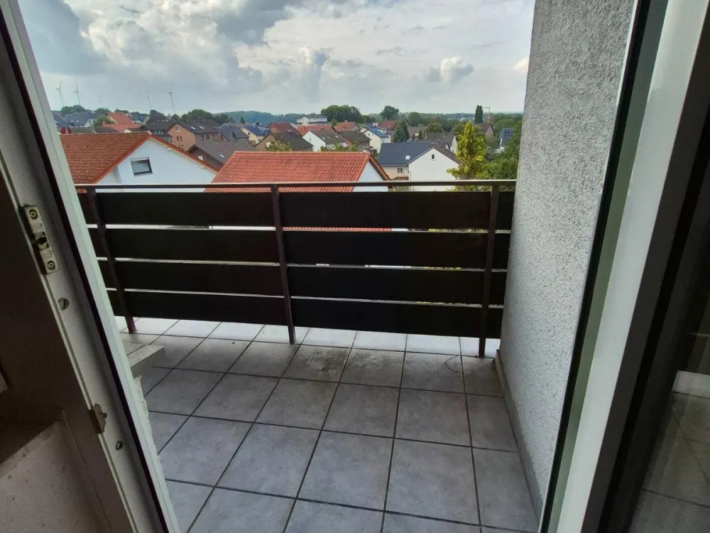 Bright 3-Room Attic Apartment with Balcony in Kirchborchen