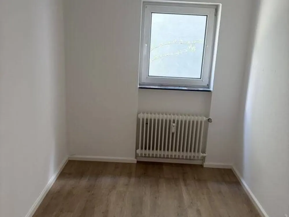 kurzfristig frei: renovierte 2,5-Zimmer Whg.