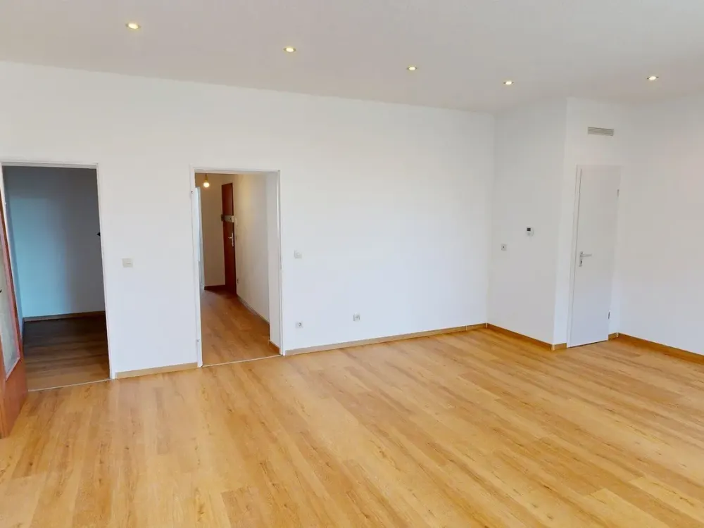 Großzügige helle 2 Zimmer mit großem Wohnzimmer