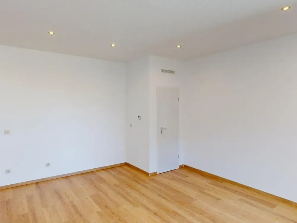 Großzügige helle 2 Zimmer mit großem Wohnzimmer