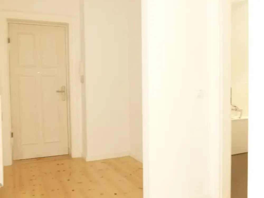 Hübsche Wohnung in Moabit: Balkon zum Hof, Wannenbad und EBK.