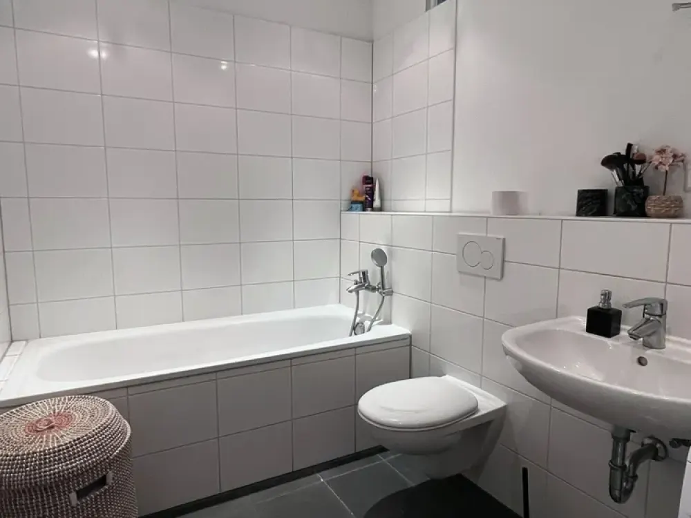 Hübsche Wohnung in Moabit: Balkon zum Hof, Wannenbad und EBK.