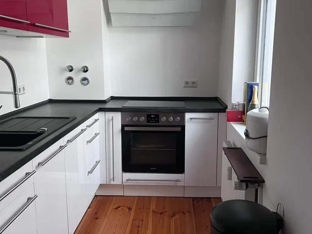 Hübsche Wohnung in Moabit: Balkon zum Hof, Wannenbad und EBK.
