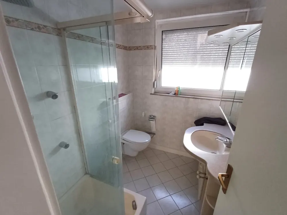 3 Zimmer ohne Balkon an U-Bahn "Gnesener Str.",sehr hell,gepflegt,renoviert,Fenster gut,Toplage ÖPNV