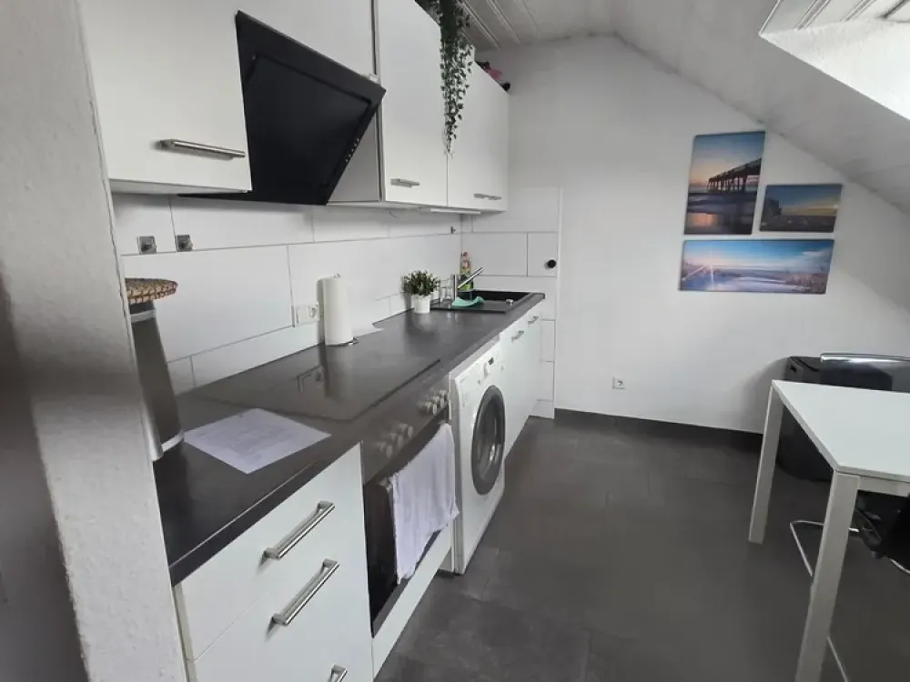 **Befristet auf 1 Jahr** Möblierte DG-Wohnung in zentraler Lage - Düsseldorf