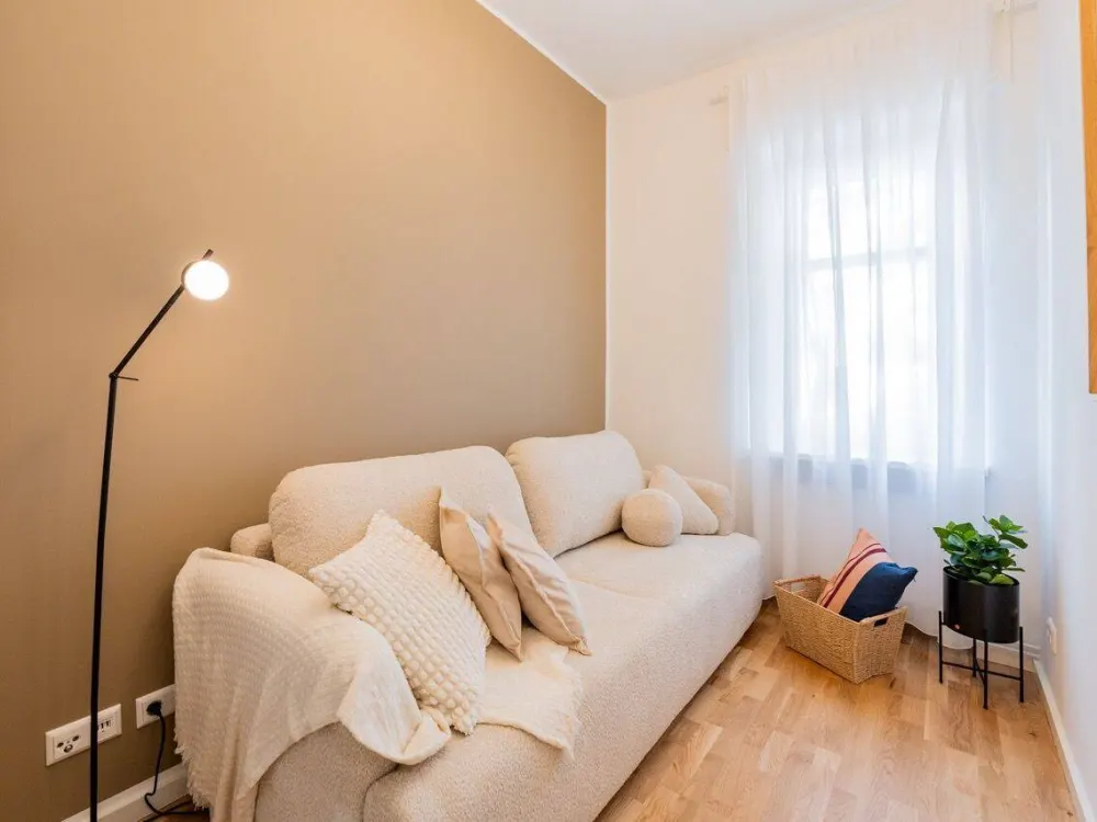 Helle, möblierte 2-Zimmer-Wohnung in Neukölln mit Balkon