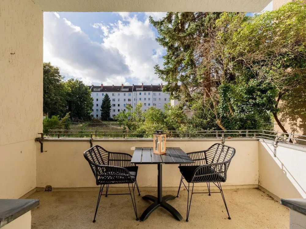 Helle, möblierte 2-Zimmer-Wohnung in Neukölln mit Balkon