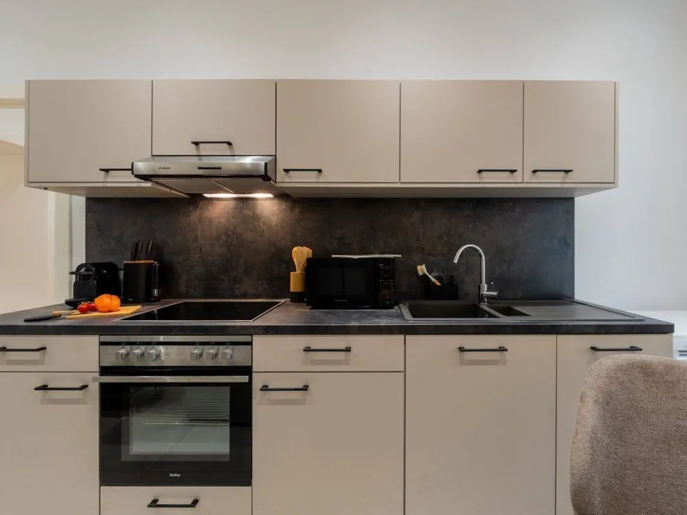 Helle, möblierte 2-Zimmer-Wohnung in Neukölln mit Balkon