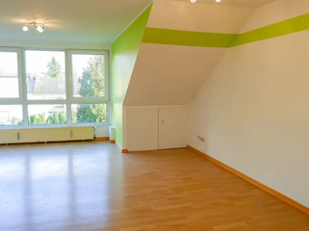 Befristete 2-Zimmer Dachwohnung mit Einbauküche in Longerich!