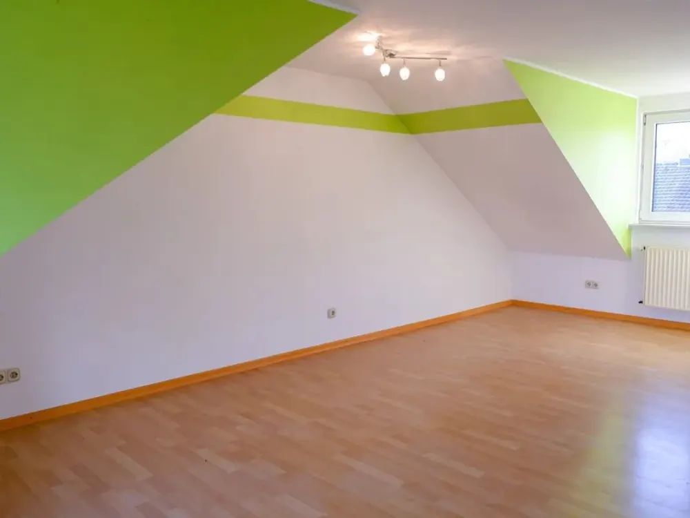 Befristete 2-Zimmer Dachwohnung mit Einbauküche in Longerich!