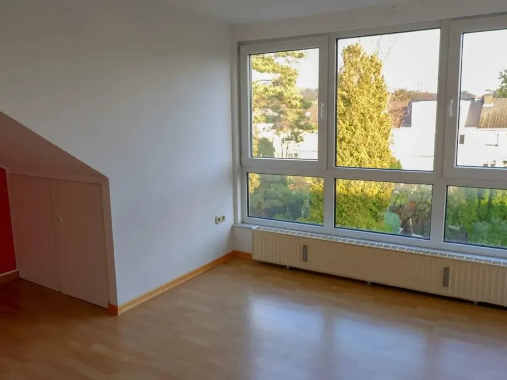 Befristete 2-Zimmer Dachwohnung mit Einbauküche in Longerich!