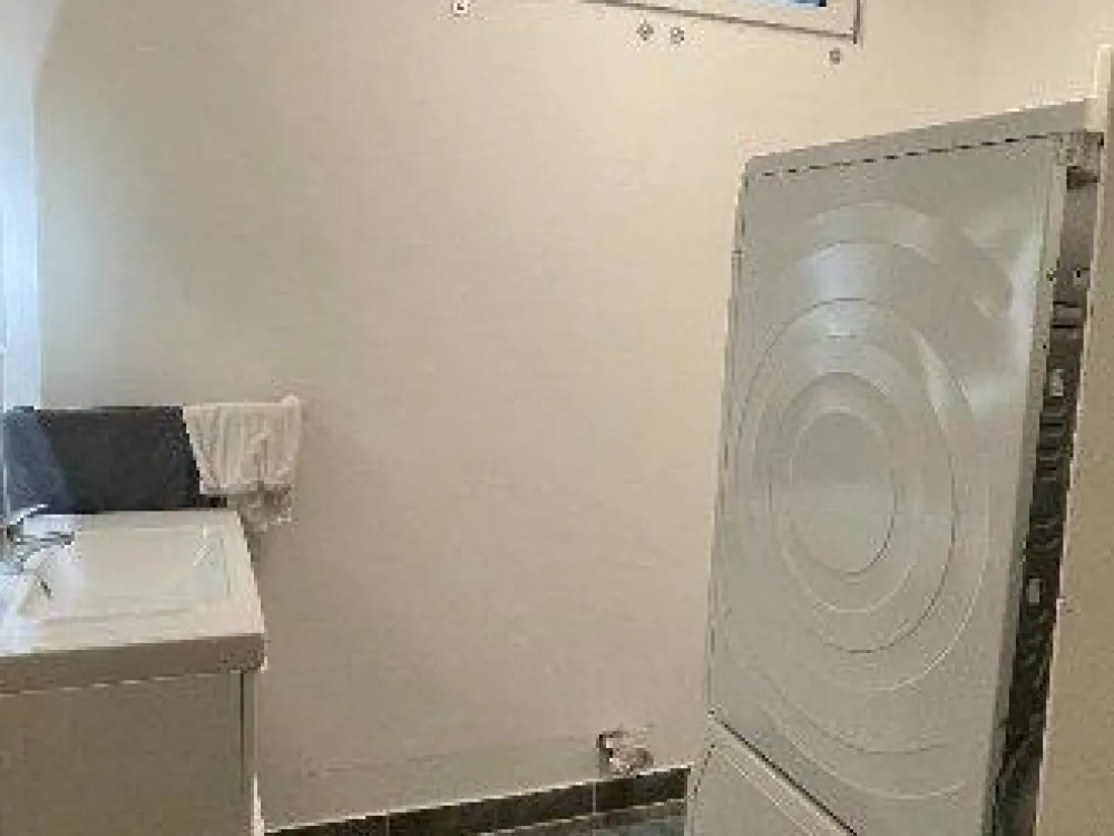 غرفة في سكن مشترك مع مطبخ مدمج، غسالة ملابس ومجفف